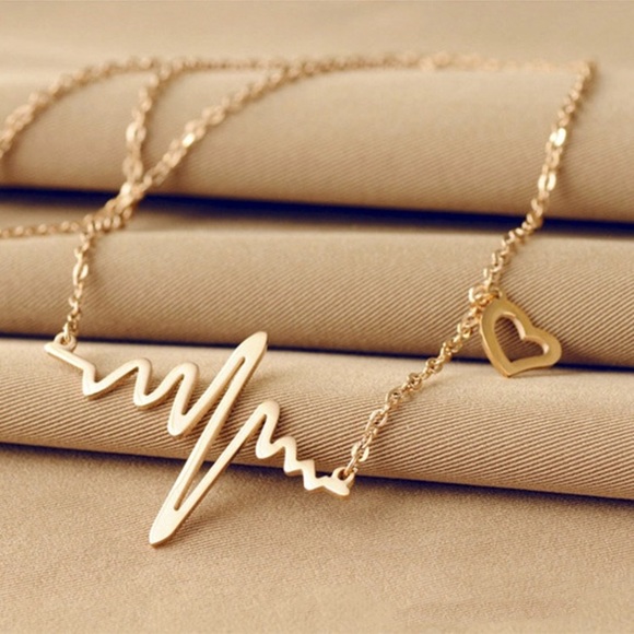 Jewelry - HP 🎉Gold plated heart beat necklace